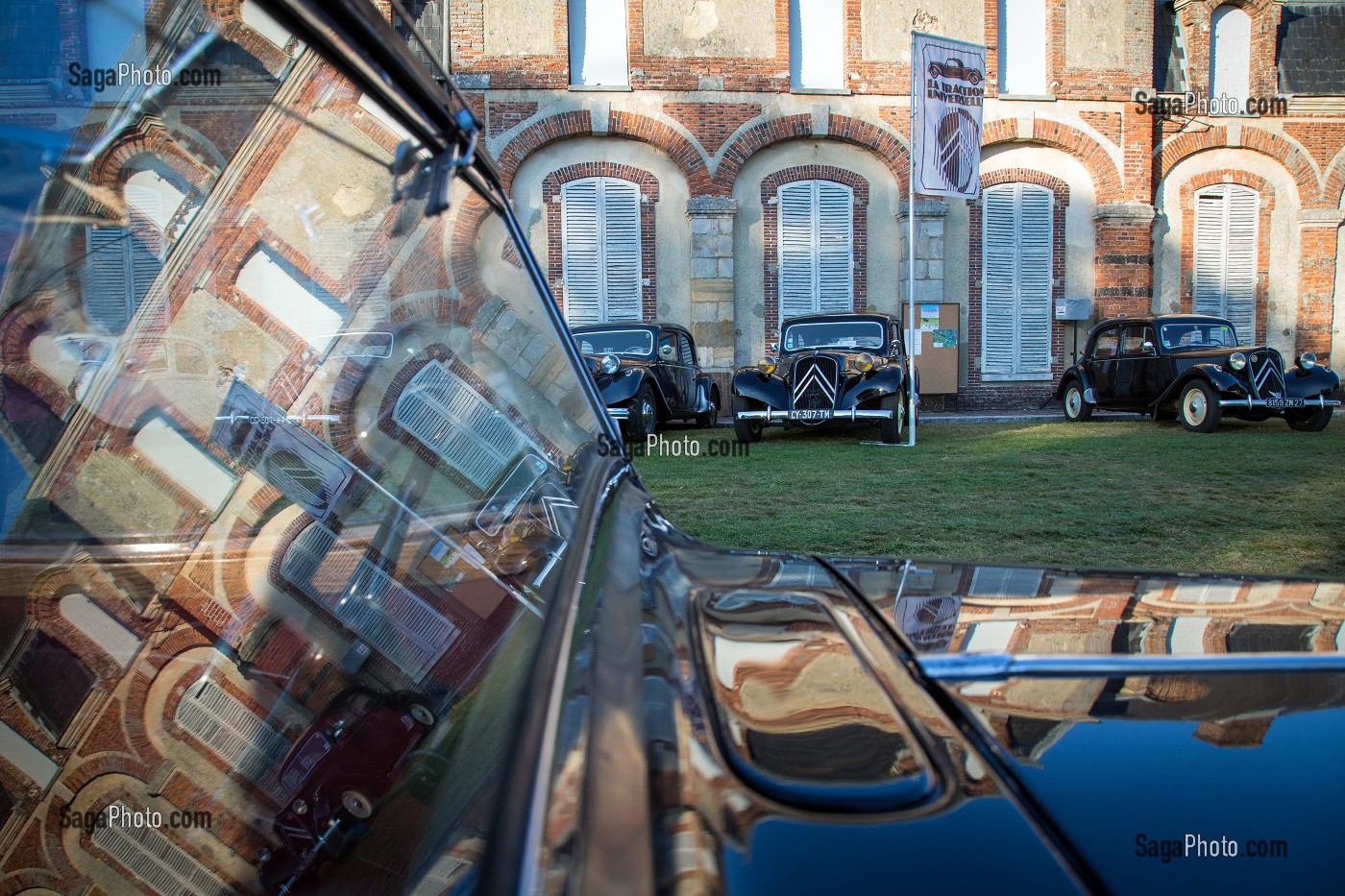 80 ANS DE LA TRACTION AVANT CITROEN, VOITURE DE LEGENDE DANS LE PARC DU CHATEAU SAINT-SIMON, LA FERTE-VIDAME, EURE-ET-LOIR (28), FRANCE 