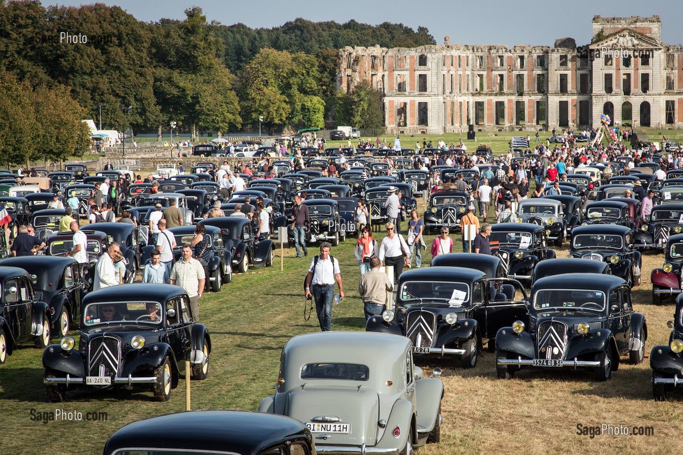 PLUS DE 1000 TRACTIONS AVANT CITROEN REUNIS POUR LES 80 ANS DE LA TRACTION, VOITURE DE LEGENDE DANS LE PARC DU CHATEAU SAINT-SIMON, LA FERTE-VIDAME, EURE-ET-LOIR (28), FRANCE 