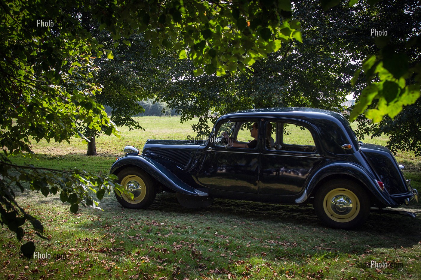 80 ANS DE LA TRACTION AVANT CITROEN, VOITURE DE LEGENDE DANS LE PARC DU CHATEAU SAINT-SIMON, LA FERTE-VIDAME, EURE-ET-LOIR (28), FRANCE 