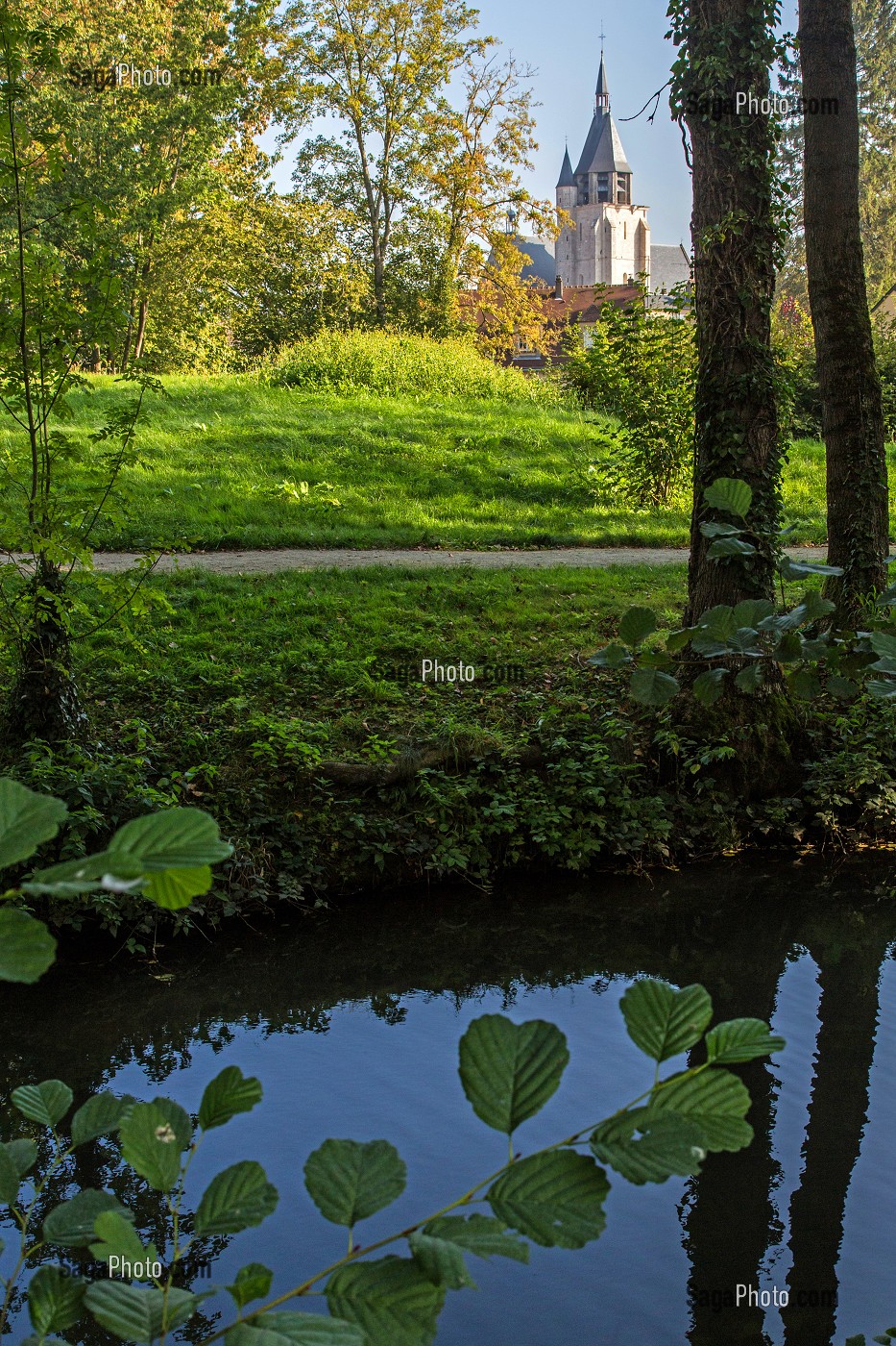 LES BORDS DU LOIR ET LE CLOCHER DE L'EGLISE A  ILLIERS-COMBRAY, VILLAGE D'ENFANCE DE MARCEL PROUST DECRIT DANS SON OUVRAGE 'A LA RECHERCHE DU TEMPS PERDU', EURE-ET-LOIR (28), FRANCE 