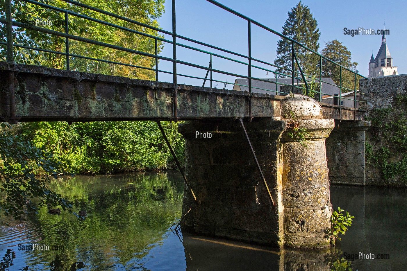 LES BORDS DU LOIR ET LE CLOCHER DE L'EGLISE A ILLIERS-COMBRAY, VILLAGE D'ENFANCE DE MARCEL PROUST DECRIT DANS SON OUVRAGE 'A LA RECHERCHE DU TEMPS PERDU', EURE-ET-LOIR (28), FRANCE 