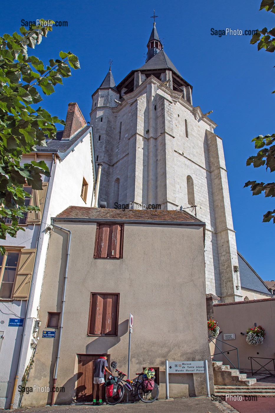 VILLAGE ET CLOCHER DE L'EGLISE SAINT-JACQUES A  ILLIERS-COMBRAY, VILLAGE D'ENFANCE DE MARCEL PROUST DECRIT DANS SON OUVRAGE 'A LA RECHERCHE DU TEMPS' PERDU, EURE-ET-LOIR (28), FRANCE 