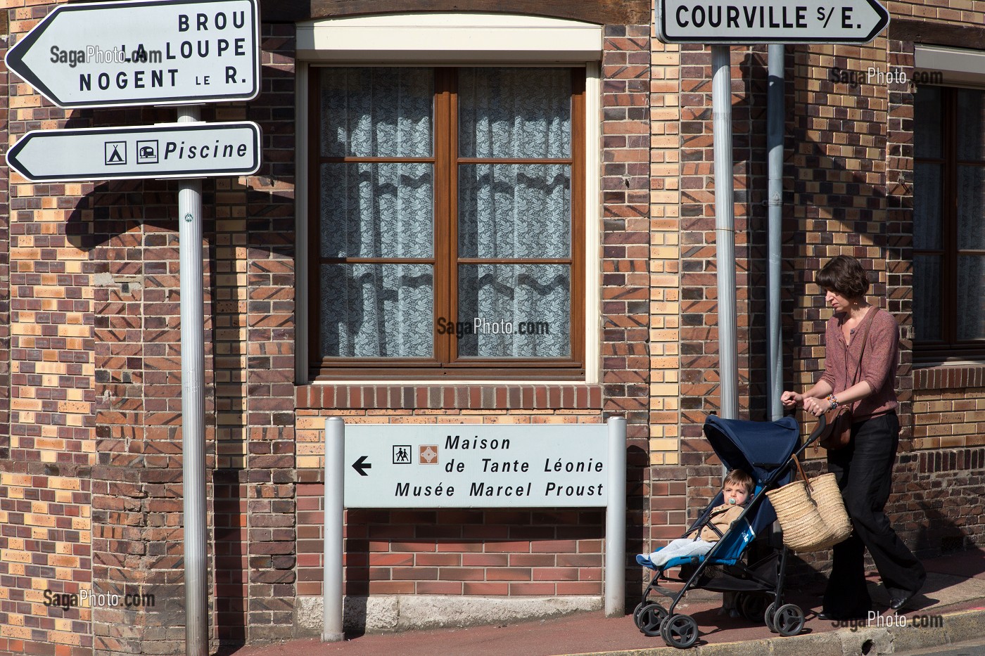 PANNEAU DE LA MAISON DE TANTE LEONIE A ILLIERS-COMBRAY, VILLAGE D'ENFANCE DE MARCEL PROUST DECRIT DANS SON OUVRAGE 'A LA RECHERCHE DU TEMPS' PERDU, EURE-ET-LOIR (28), FRANCE 