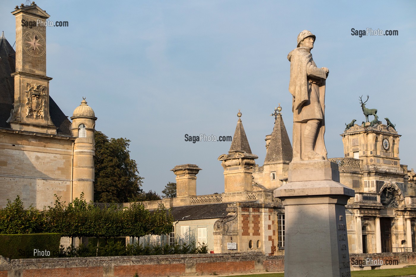 MONUMENT AUX MORTS DEVANT LA FACADE DU CHATEAU D'ANET, RESIDENCE DE CHASSE DE DIANE DE POITIERS AVEC LE CERF ET LES CHIENS SUR LE PORTAIL PRINCIPAL, ANET (28), FRANCE 