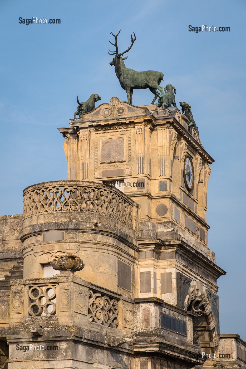 FACADE DU CHATEAU D'ANET, RESIDENCE DE CHASSE DE DIANE DE POITIERS AVEC LE CERF ET LES CHIENS SUR LE PORTAIL PRINCIPAL, ANET (28), FRANCE 