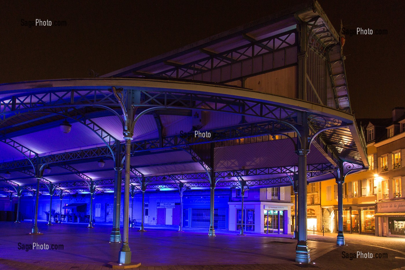 HALLE DE STYLE BALTARD DU MARCHE AUX LEGUMES DE LA PLACE BILLARD, ECLAIRAGE PUBLIC DE NUIT AUX LEDS, CHARTRES, EURE-ET-LOIR (28), FRANCE 