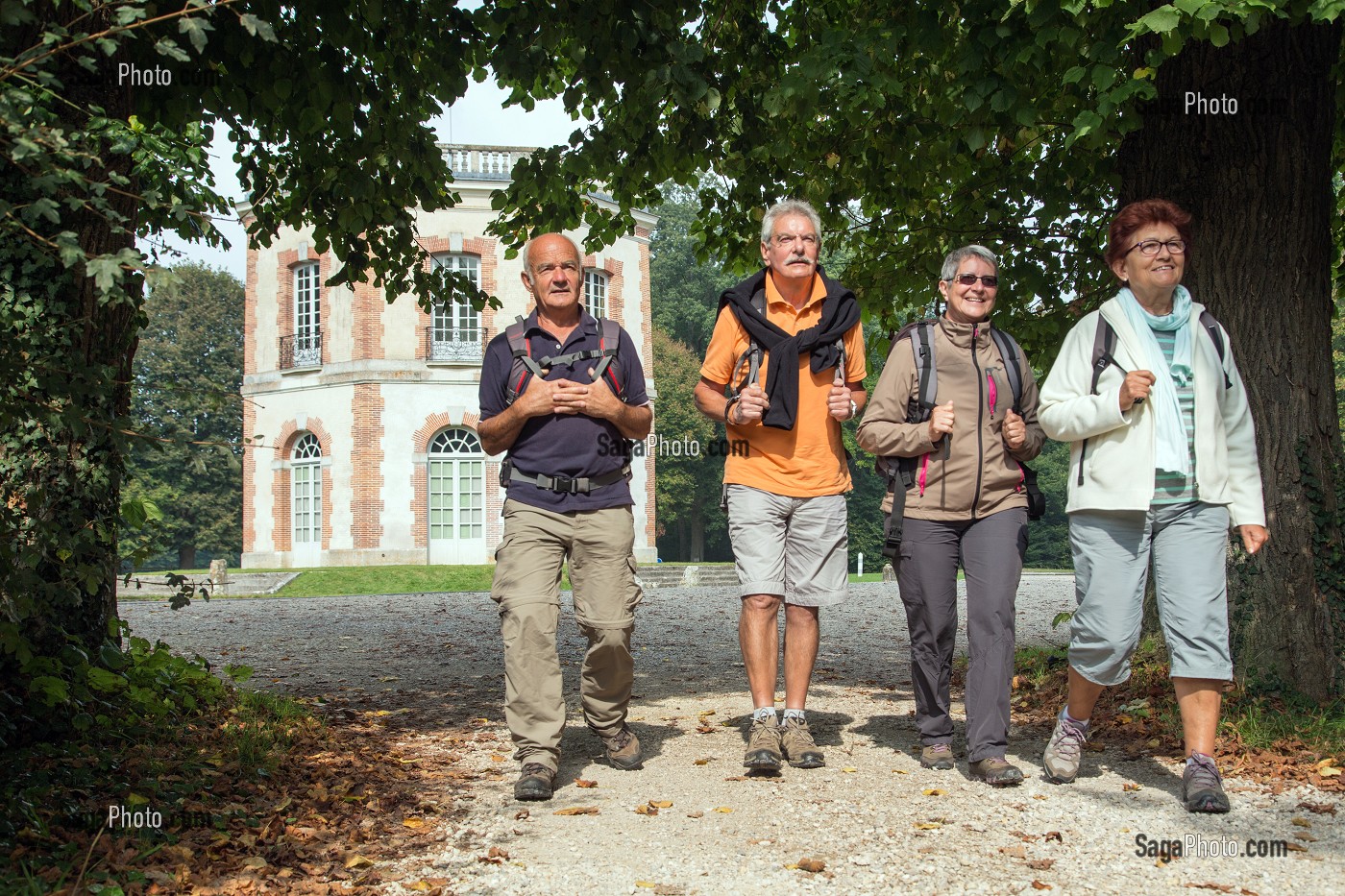 RANDONNEURS AU ROND-POINT DU PAVILLON OCTOGONAL DE LA FORET DOMANIALE DE DREUX, EURE-ET-LOIR (28), FRANCE 