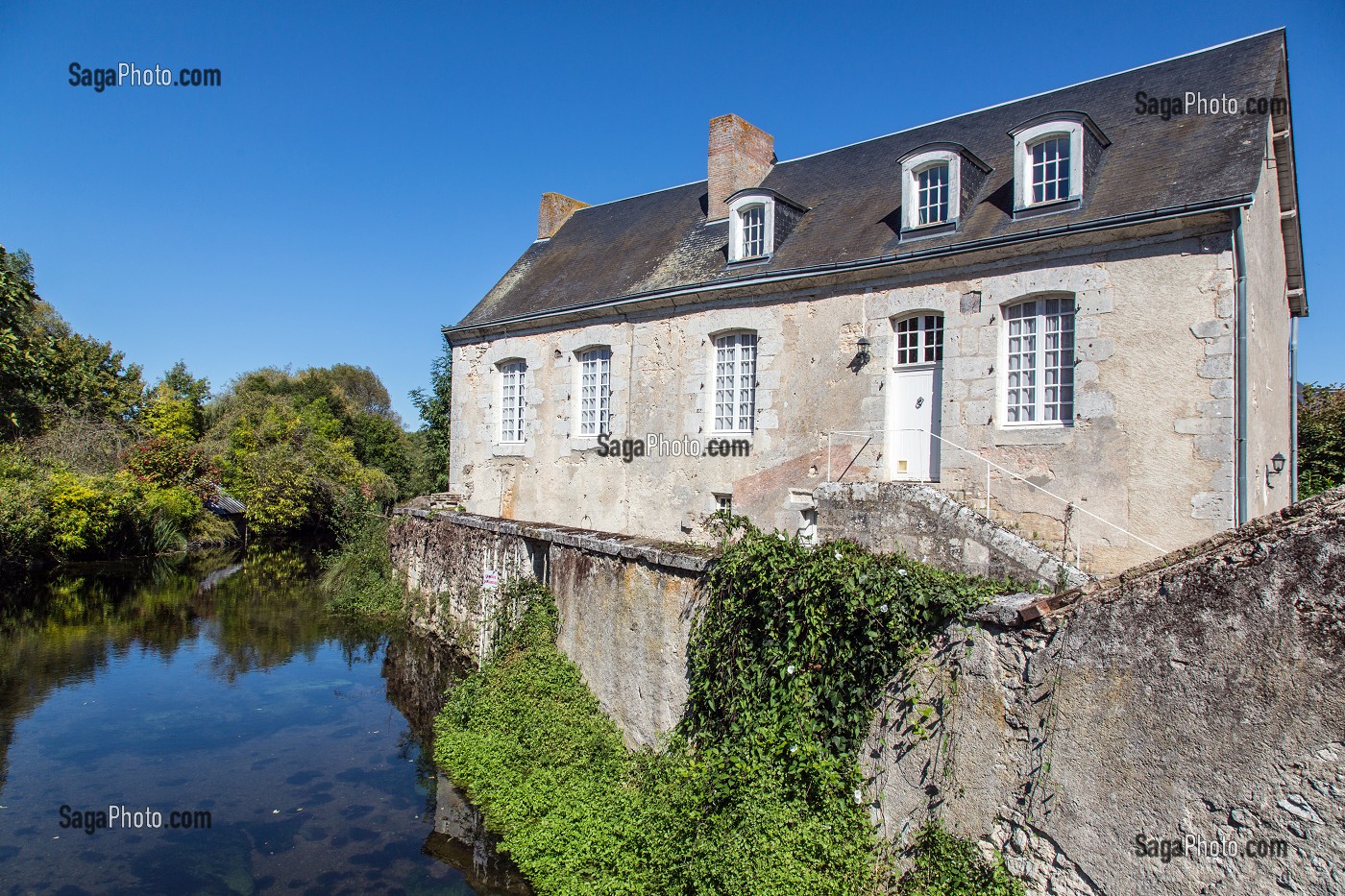 LES BORDS DE L'AIGRE DEVANT LE GITE DE GROUPE, LA FERTE-VILLENEUIL, EURE-ET-LOIR (28), FRANCE 