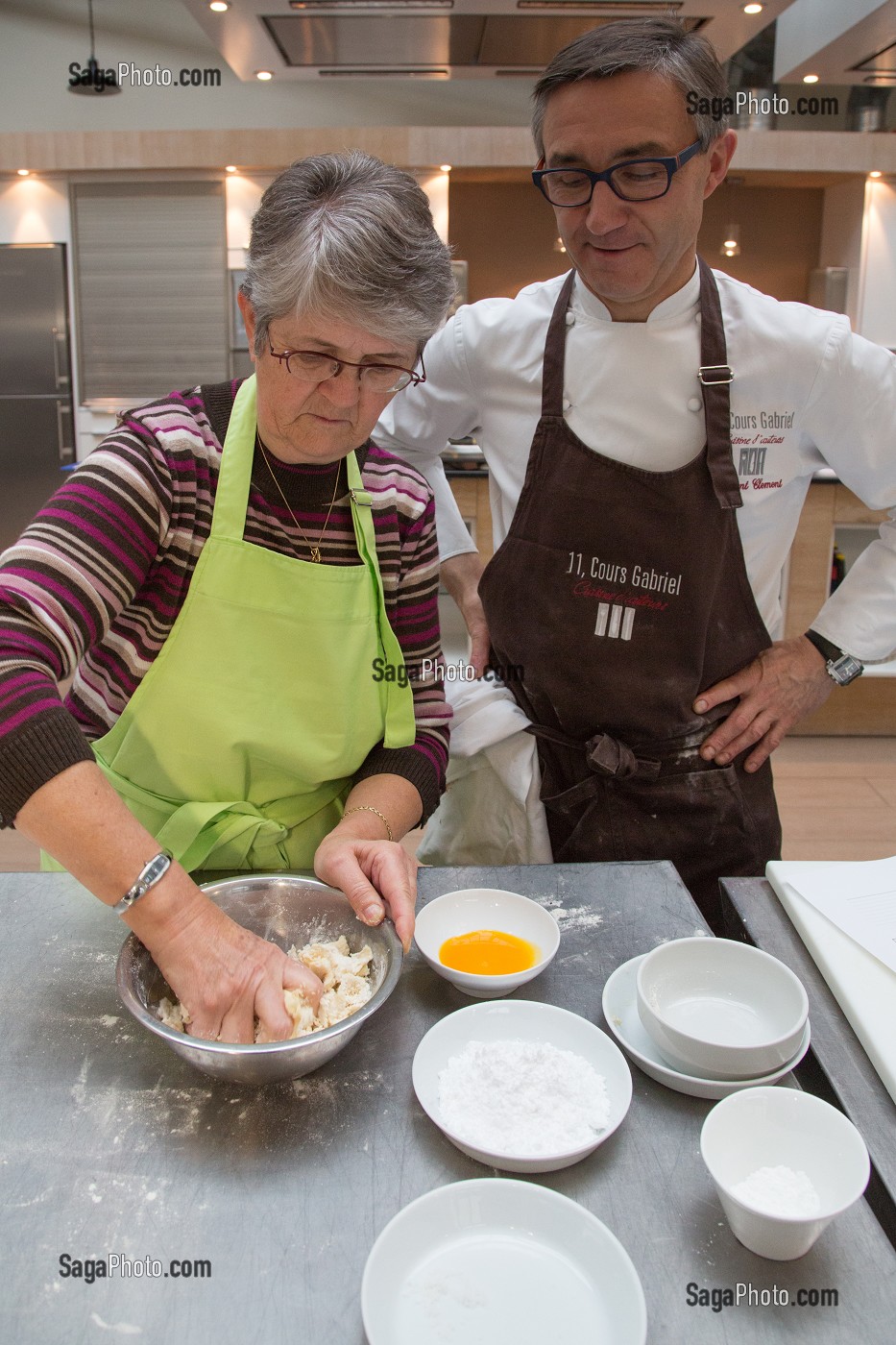 PREPARATION D'UNE PATE SABLE, CUISINE DE MARCHE AVEC LE CHEF ETOILE  LAURENT CLEMENT, 11, COURS GABRIEL, CHARTRES (28) EURE-ET-LOIR, FRANCE 