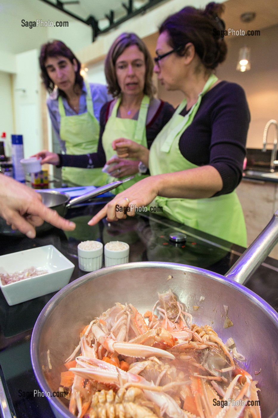 PREPARATION DU BOUILLON A BASE DE LANGOUSTINES ET DE CONDIMENTS, CUISINE DE MARCHE AVEC LE CHEF ETOILE  LAURENT CLEMENT, 11, COURS GABRIEL, CHARTRES (28) EURE-ET-LOIR, FRANCE 