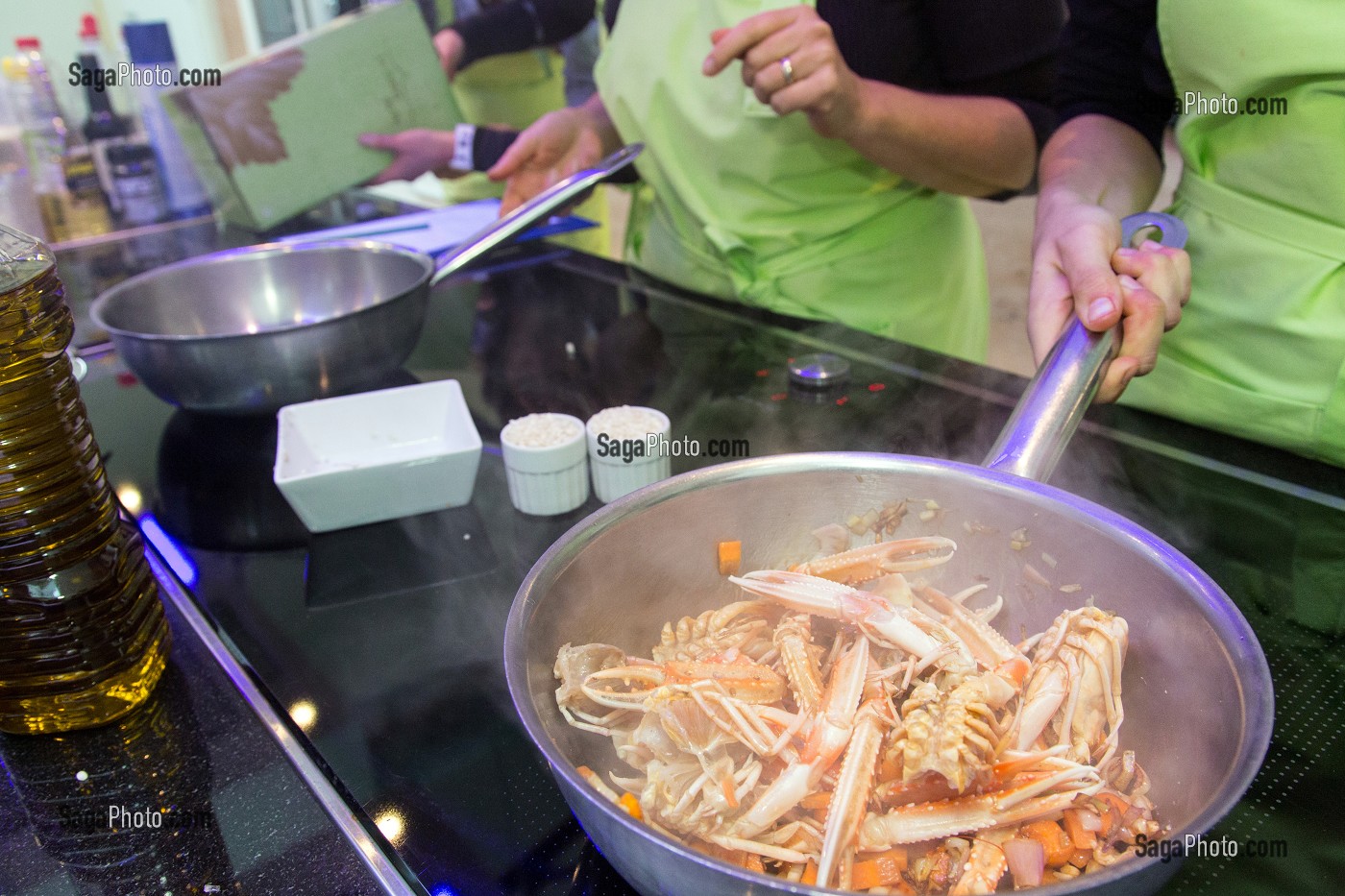 PREPARATION DU BOUILLON A BASE DE LANGOUSTINES ET DE CONDIMENTS, CUISINE DE MARCHE AVEC LE CHEF ETOILE  LAURENT CLEMENT, 11, COURS GABRIEL, CHARTRES (28) EURE-ET-LOIR, FRANCE 