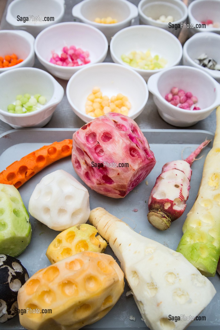 PREPARATION DES BILLES DE LEGUMES, CUISINE DE MARCHE AVEC LE CHEF ETOILE  LAURENT CLEMENT, 11, COURS GABRIEL, CHARTRES (28) EURE-ET-LOIR, FRANCE 