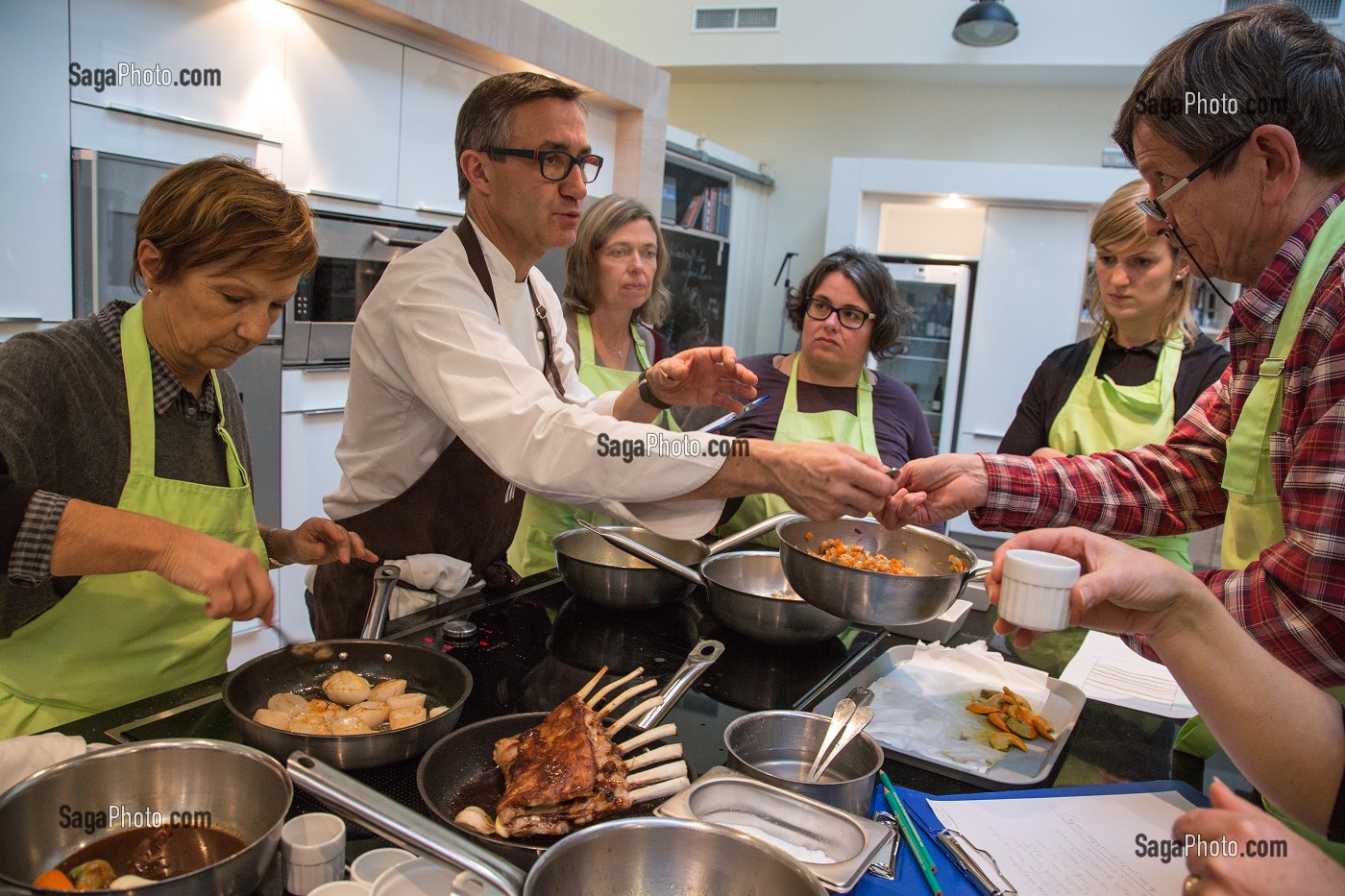 LES STAGIAIRES ET LE CHEF DERRIERE LES FOURNEAUX AVEC LES PLATS, CUISINE DE MARCHE AVEC LE CHEF ETOILE  LAURENT CLEMENT, 11, COURS GABRIEL, CHARTRES (28) EURE-ET-LOIR, FRANCE 