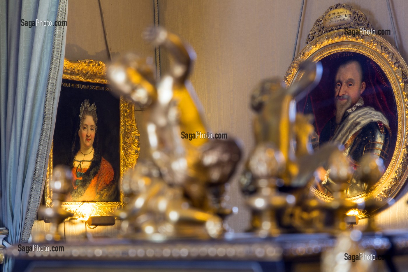 DETAIL DE LA PENDULE DANS LA CHAMBRE DE MADAME AVEC SON PORTRAIT ET CELUI D'AGRIPPA D'AUBIGNE SON GRAND-PERE, CHATEAU DE MAINTENON, EURE-ET-LOIR (28), FRANCE 