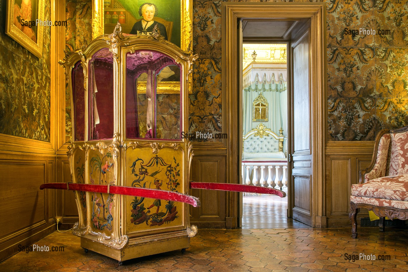 CHAISE A PORTEUR DU XVIII EME SIECLE DANS L'ANTICHAMBRE DE MADAME RECOUVERT DE CUIR DE MALINES, CHATEAU DE MAINTENON, EURE-ET-LOIR, FRANCE 