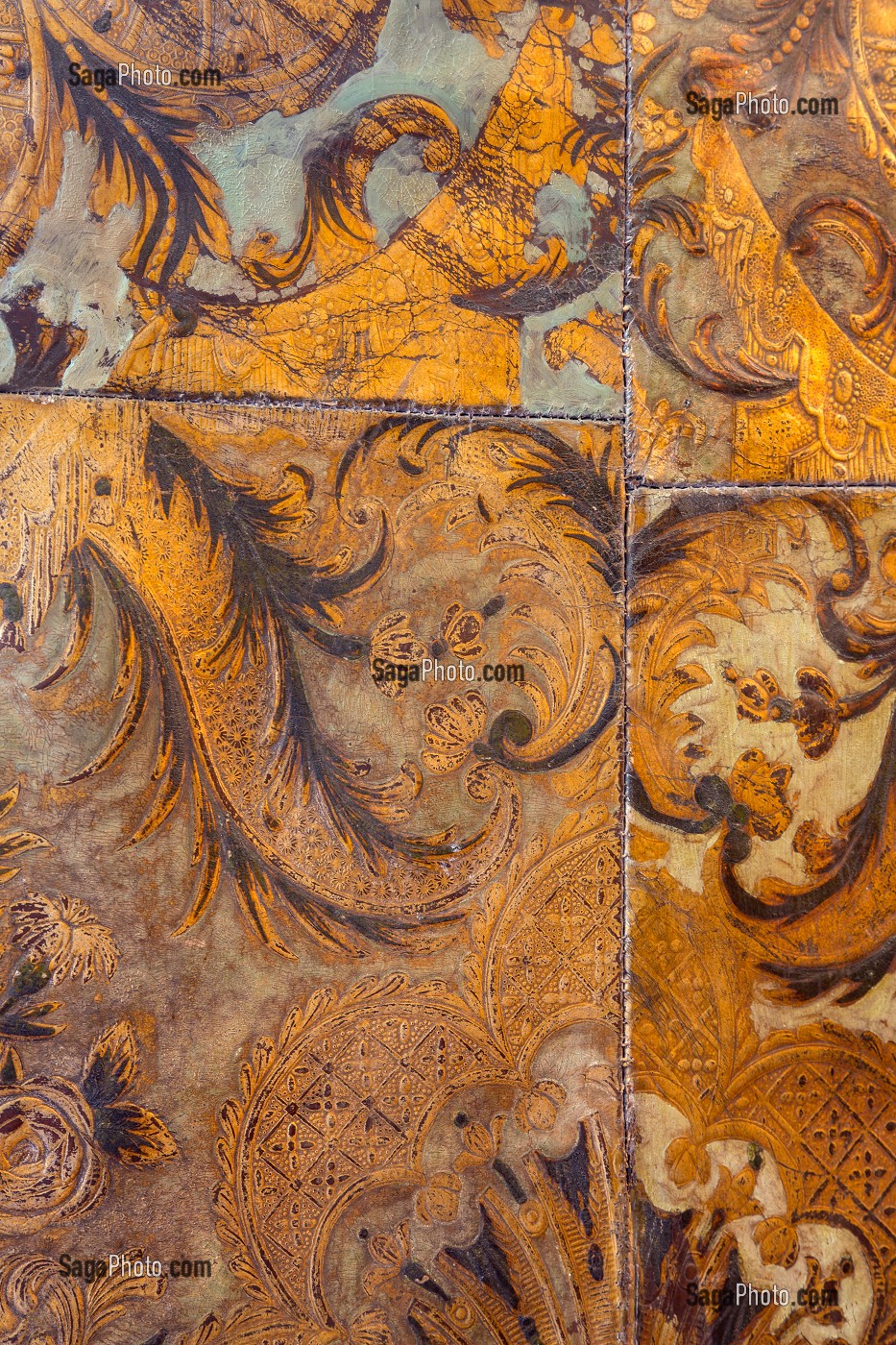 CUIR DE MALINES RECOUVRANT LES MURS DE L'ANTICHAMBRE DE MADAME DE MAINTENON, CHATEAU DE MAINTENON, EURE-ET-LOIR, FRANCE 