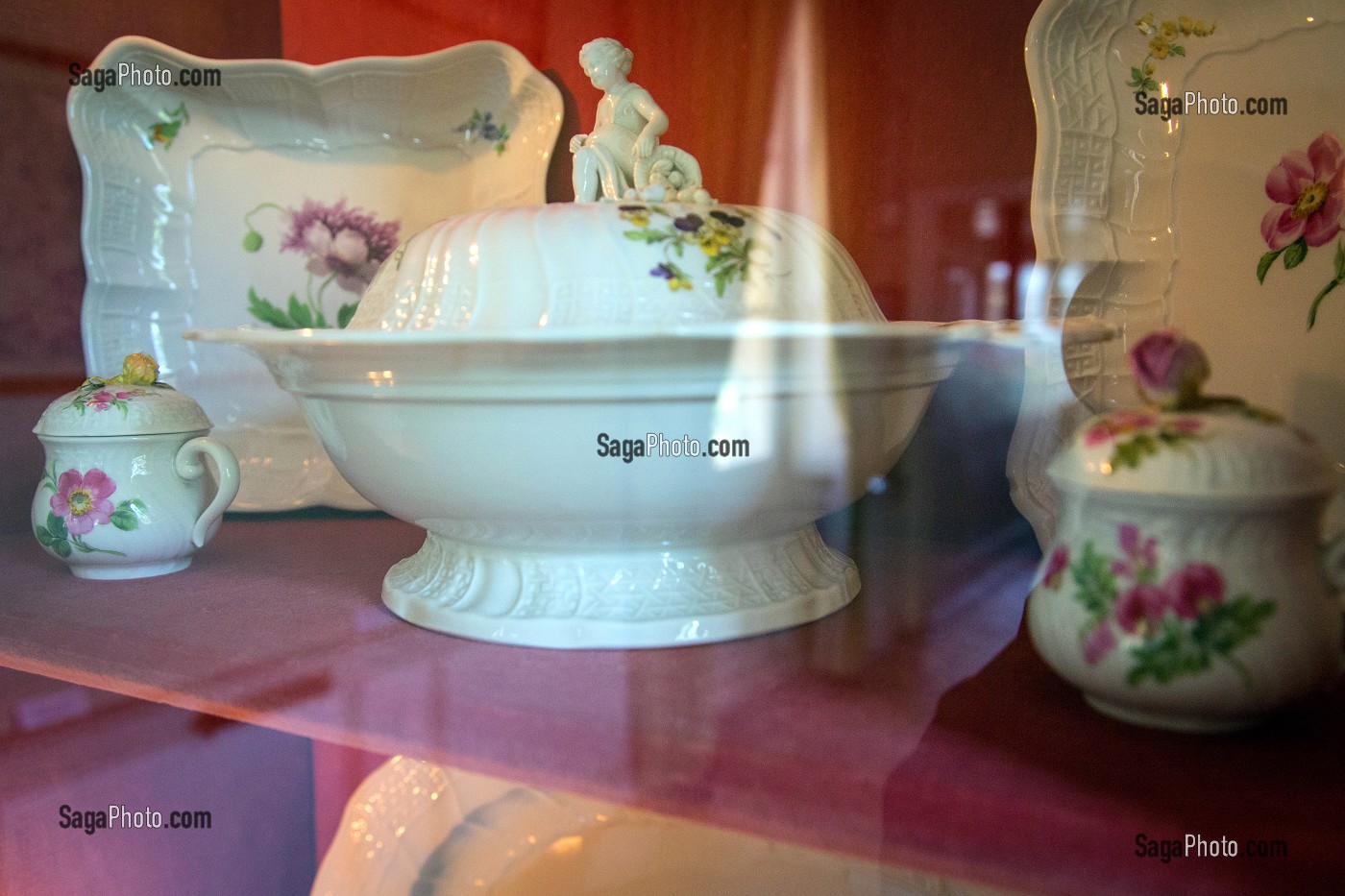 VAISSELLES, SERVICE EN PORCELAINE DE SAXE DU XIX EME SIECLE, CHATEAU DE MAINTENON, EURE-ET-LOIR, FRANCE 