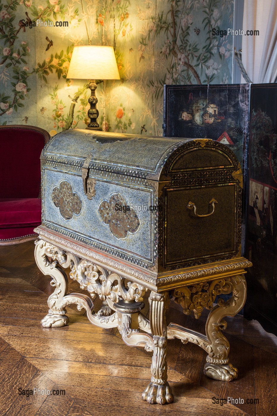 LA MALLE ET LE PARAVENT CHINOIS, APPARTEMENTS DU XIX EME SIECLE, CHATEAU DE MAINTENON, EURE-ET-LOIR (28), FRANCE 