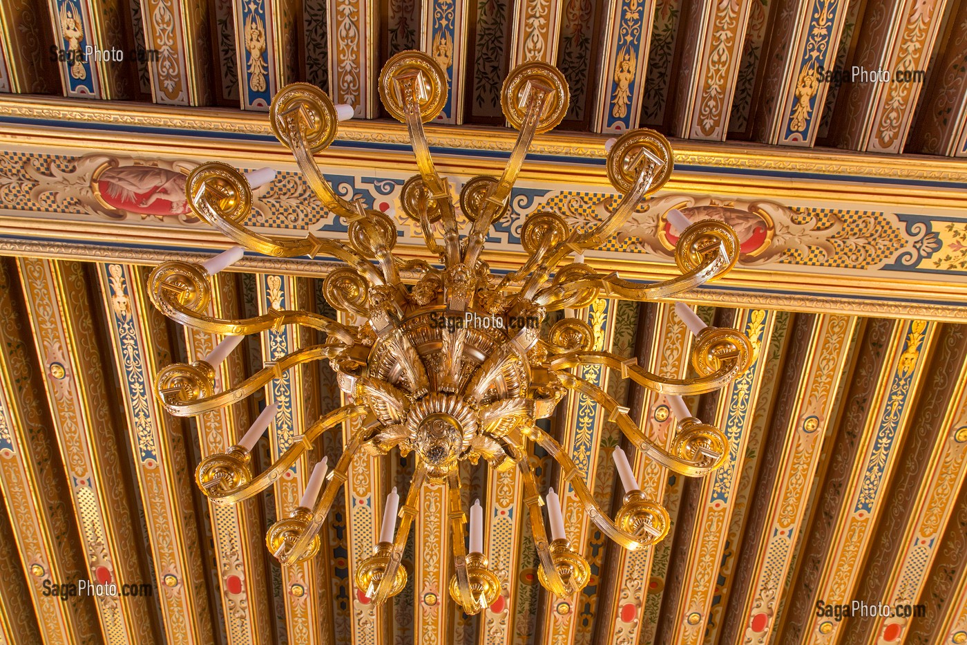 LUSTRE AUX DAUPHINS LOUIS XIV EN BRONZE DORE ET PLAFOND A LA FRANCAISE DECORE, SALON DU ROI, CHAMBRE DU ROI LOUIS XIV, CHATEAU DE MAINTENON, EURE-ET-LOIR (28), FRANCE 