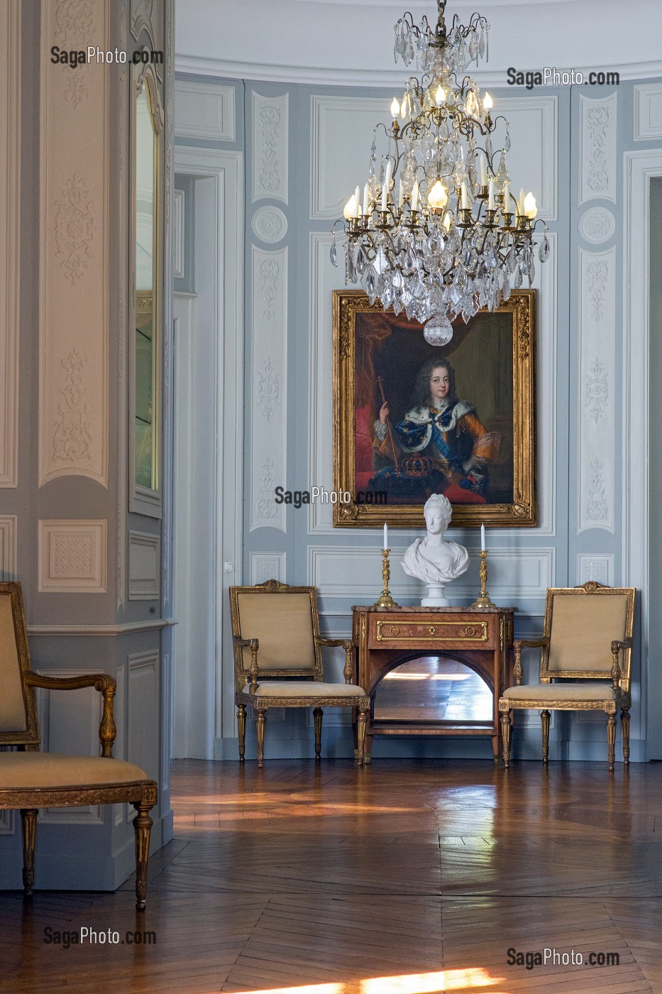 PORTRAIT DE LOUIS XV ET BUSTE EN BISCUIT DE SEVRES DE MARIE-ANTOINETTE, PASSAGE DE BOISERIES, CHATEAU DE MAINTENON, EURE-ET-LOIR (28), FRANCE 