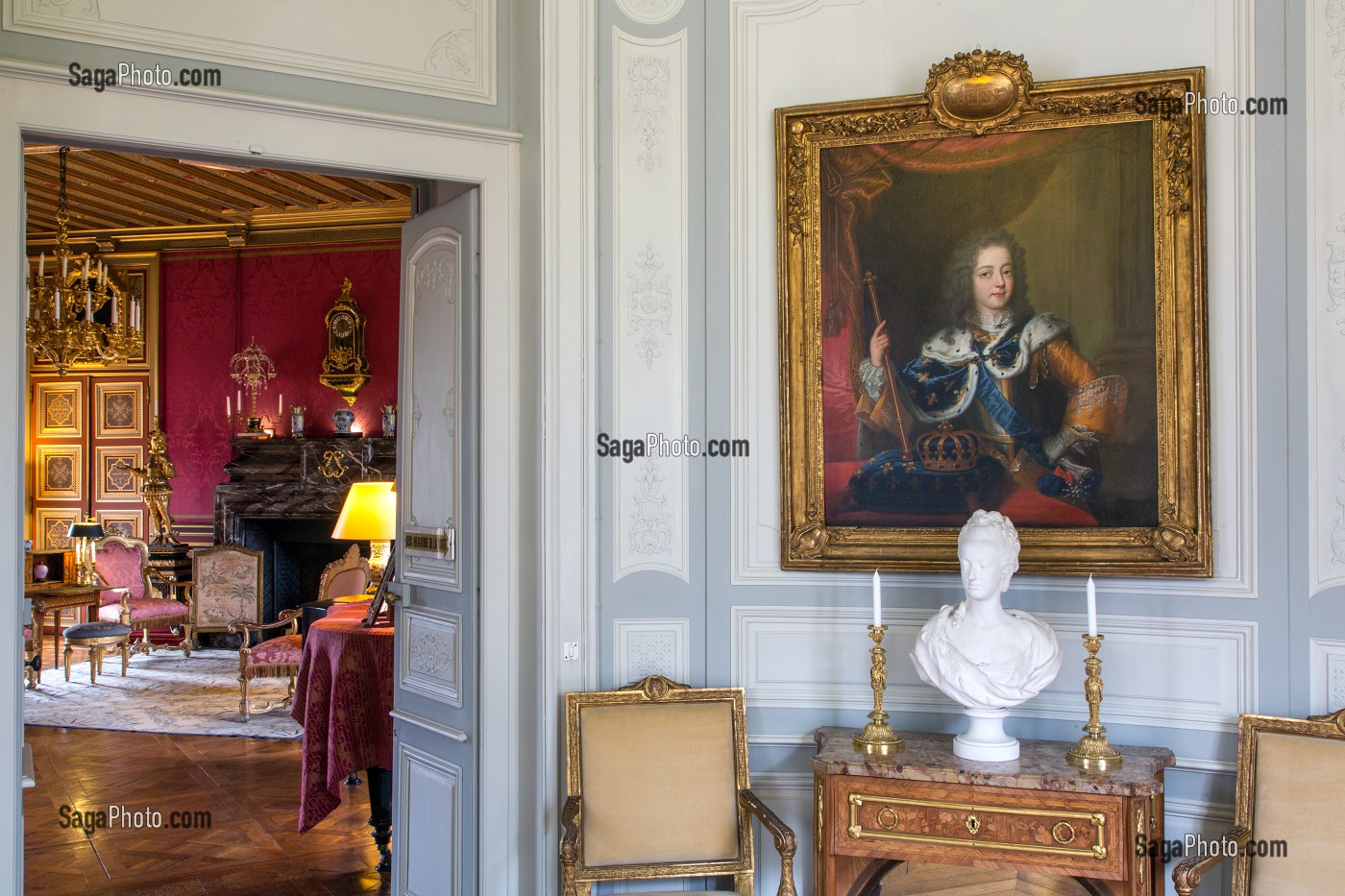 PORTRAIT DE LOUIS XV ET BUSTE EN BISCUIT DE SEVRES DE MARIE-ANTOINETTE, PASSAGE DE BOISERIES ET SALON ROUGE, CHATEAU DE MAINTENON, EURE-ET-LOIR (28), FRANCE 