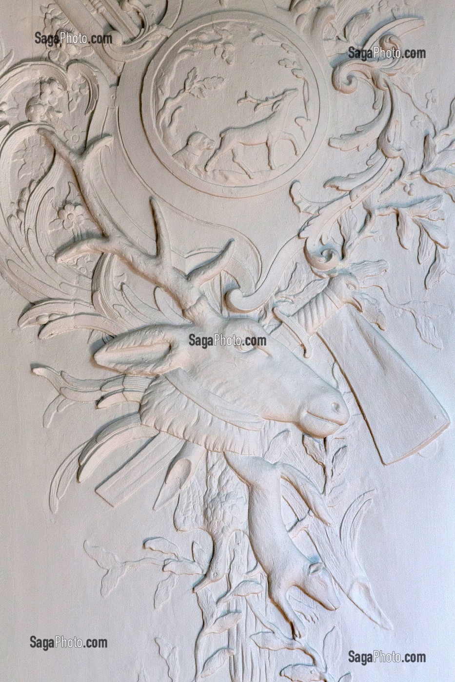 DETAIL DES BOISERIES REGENCE A TROPHEES DE CHASSE DU CHATEAU DE MAULNY, PASSAGE DE BOISERIES, CHATEAU DE MAINTENON, EURE-ET-LOIR (28), FRANCE 