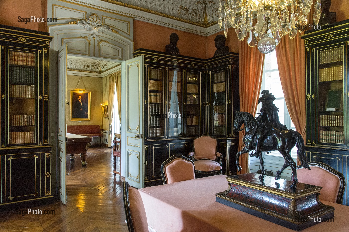 STATUE EQUESTRE EN BRONZE DU ROI DE FRANCE LOUIS XIV DANS LA BIBLIOTHEQUE, CHATEAU DE MAINTENON, EURE-ET-LOIR (28), FRANCE 