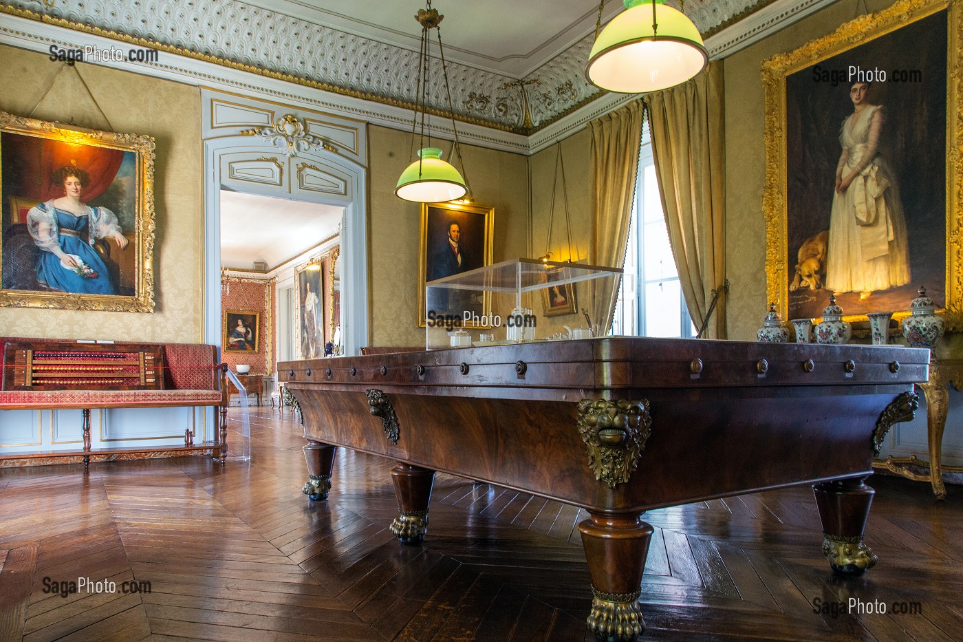 SALLE DE BILLARD DECORE DANS UN STYLE SECOND EMPIRE AVEC SON BILLARD EN ACAJOU DU 19EME SIECLE ET LES PORTRAITS DE LA FAMILLE DE PAUL DE NOAILLES, CHATEAU DE MAINTENON, EURE-ET-LOIR (28), FRANCE 