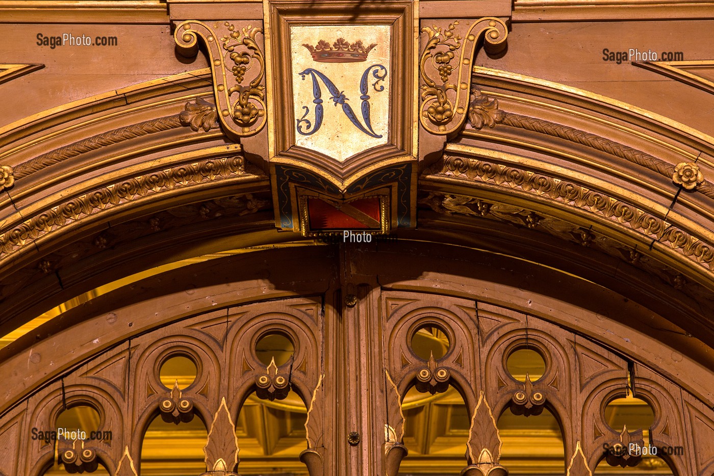 L'INITIALE DES NOAILLES SURMONTEE DE LA COURONNE DUCALE, OMNIPRESENTE DANS LA GRANDE GALERIE OU GALERIE DES PORTRAITS A LA GLOIRE DE LA FAMILLE AU XIX EME SIECLE, CHATEAU DE MAINTENON, EURE-ET-LOIR (28), FRANCE 