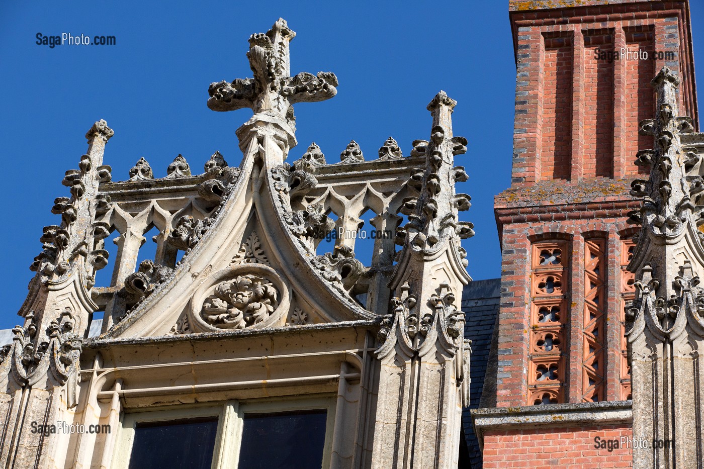 FENETRE A MENEAU DE LA FACADE COTE JARDIN DU CHATEAU DE MAINTENON, EURE-ET-LOIR (28), FRANCE 