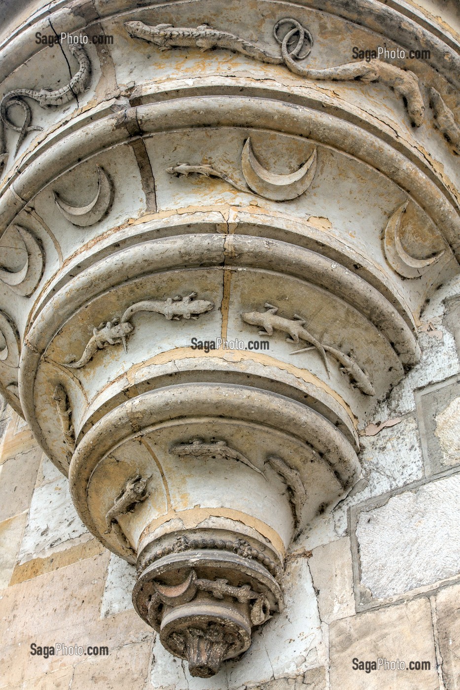DETAIL DES TOURELLES EN ENCORBELLEMENT DU CHATELET D'ENTREE AUX ARMES DE JEAN COTTEREAU ET DE SA FEMME, MARIE TURIN, CHATEAU DE MAINTENON, EURE-ET-LOIR (28), FRANCE 