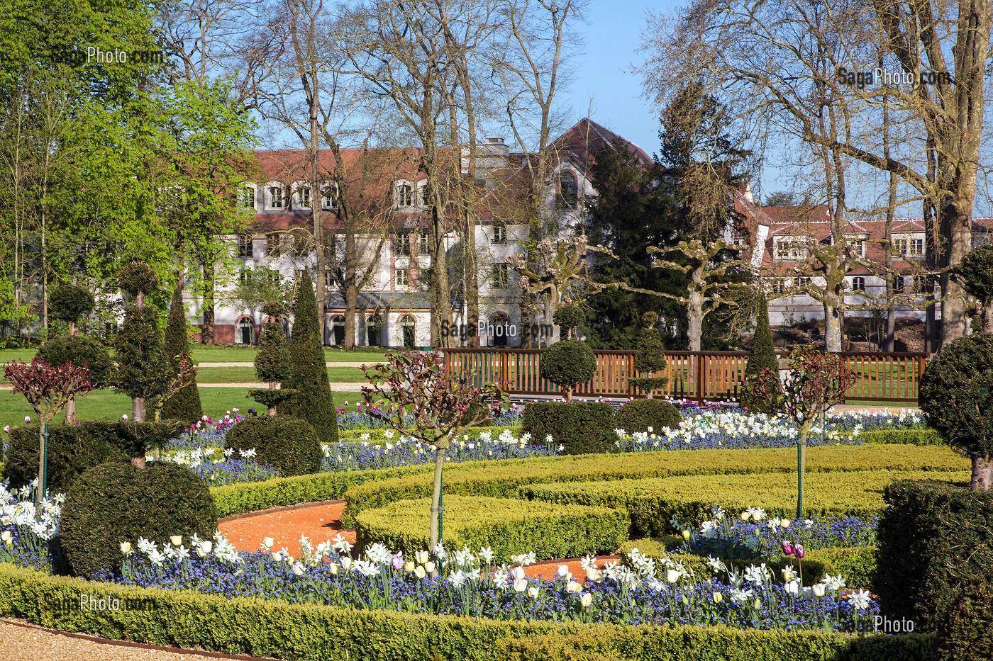 HOTEL CASTEL MAINTENON ET JARDIN A LA FRANCAISE REALISE SUIVANT LES PLANS DU JARDINIER DU ROI LOUIS XIV, ANDRE LE NOTRE, CHATEAU DE MAINTENON, EURE-ET-LOIR (28), FRANCE 