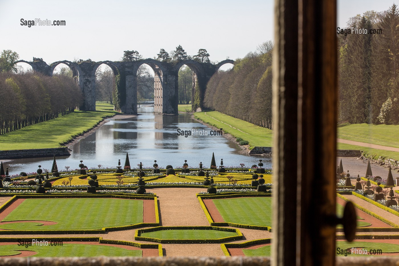 JARDIN A LA FRANCAISE REALISE SUIVANT LES PLANS DU JARDINIER DU ROI LOUIS XIV, ANDRE LE NOTRE AVEC L'AQUEDUC VAUBAN AU FOND DU PARC, CHATEAU DE MAINTENON, FRANCE 