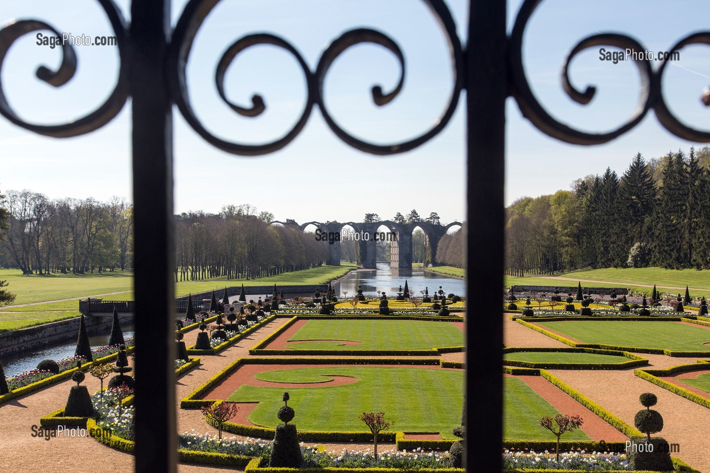 BALCON SUR LE JARDIN A LA FRANCAISE REALISE SUIVANT LES PLANS DU JARDINIER DU ROI LOUIS XIV, ANDRE LE NOTRE AVEC L'AQUEDUC VAUBAN AU FOND DU PARC, CHATEAU DE MAINTENON, FRANCE 