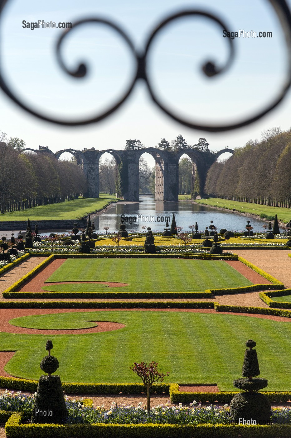 BALCON SUR LE JARDIN A LA FRANCAISE REALISE SUIVANT LES PLANS DU JARDINIER DU ROI LOUIS XIV, ANDRE LE NOTRE AVEC L'AQUEDUC VAUBAN AU FOND DU PARC, CHATEAU DE MAINTENON, FRANCE 
