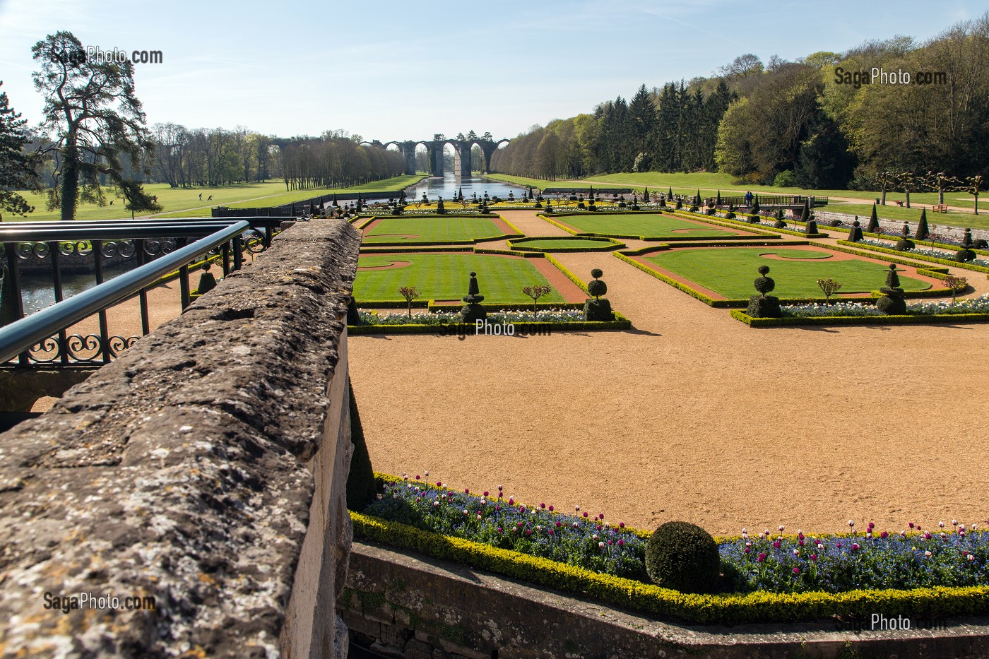 BALCON SUR LE JARDIN A LA FRANCAISE REALISE SUIVANT LES PLANS DU JARDINIER DU ROI LOUIS XIV, ANDRE LE NOTRE AVEC L'AQUEDUC VAUBAN AU FOND DU PARC, CHATEAU DE MAINTENON, FRANCE 