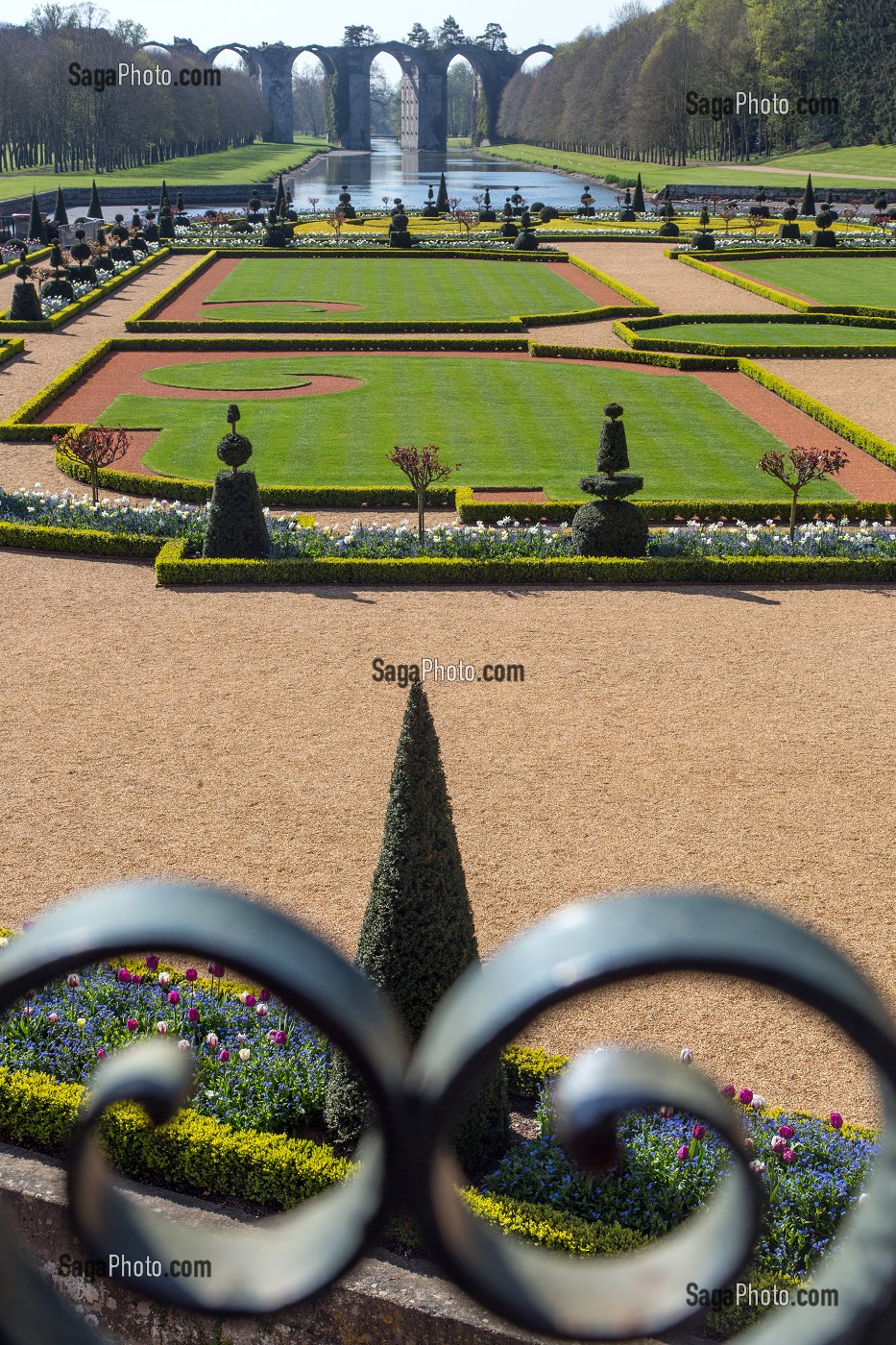 JARDIN A LA FRANCAISE REALISE SUIVANT LES PLANS DU JARDINIER DU ROI LOUIS XIV, ANDRE LE NOTRE AVEC L'AQUEDUC VAUBAN AU FOND DU PARC, CHATEAU DE MAINTENON, FRANCE 