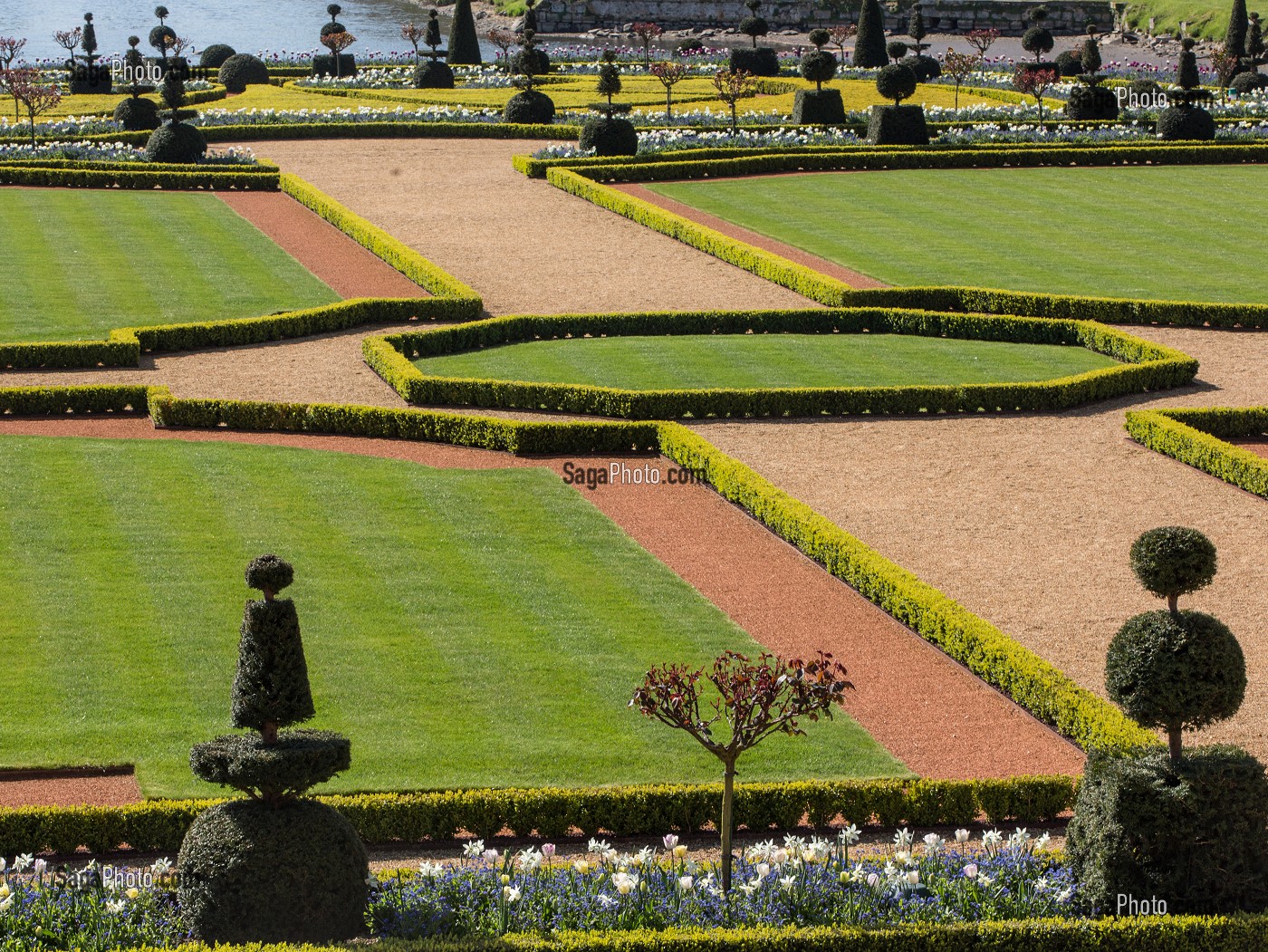 JARDIN A LA FRANCAISE REALISE SUIVANT LES PLANS DU JARDINIER DU ROI LOUIS XIV, ANDRE LE NOTRE AVEC L'AQUEDUC VAUBAN AU FOND DU PARC, CHATEAU DE MAINTENON, FRANCE 
