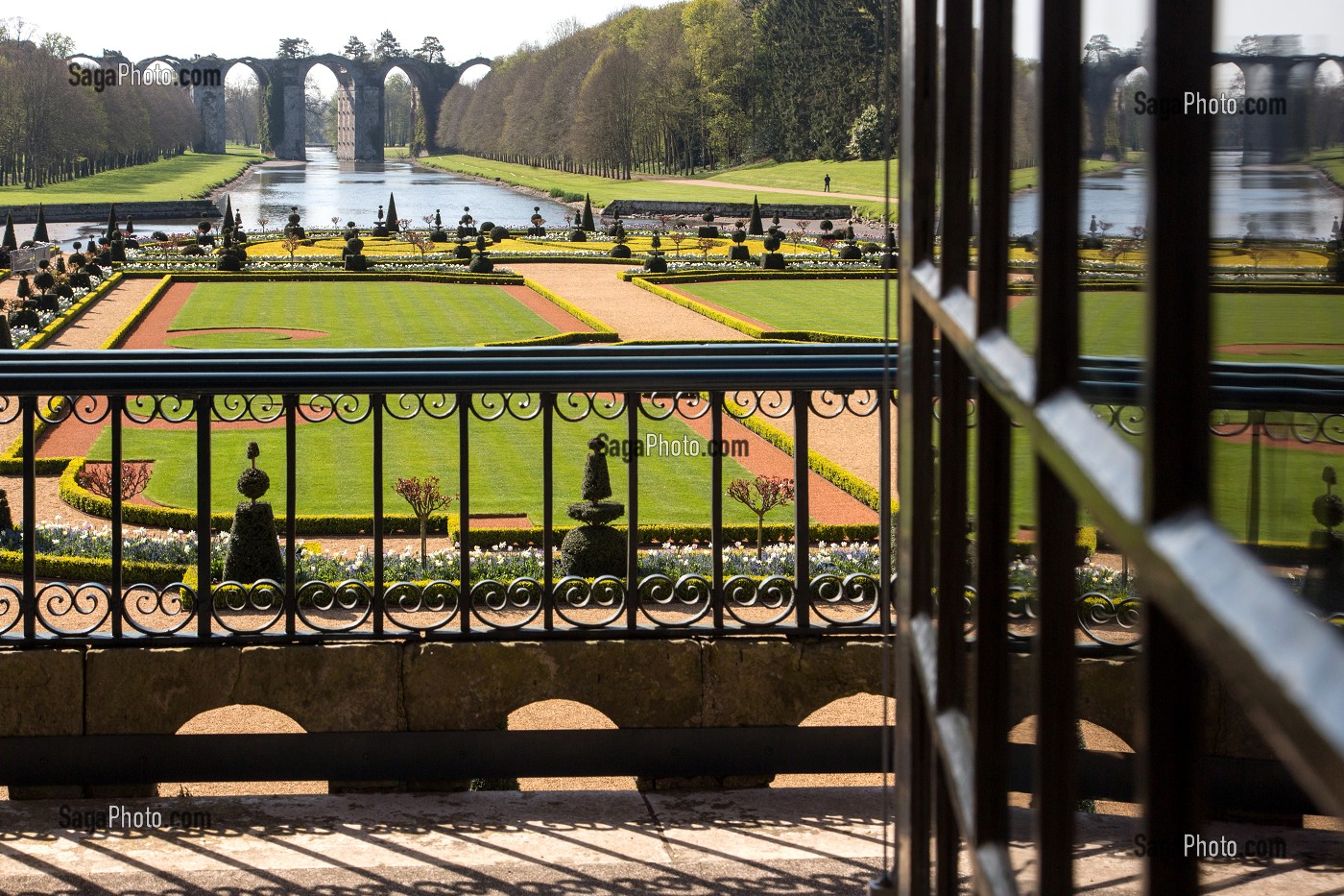 FENETRE AVEC VUE SUR LE JARDIN A LA FRANCAISE REALISE SUIVANT LES PLANS DU JARDINIER DU ROI LOUIS XIV, ANDRE LE NOTRE AVEC L'AQUEDUC VAUBAN AU FOND DU PARC, CHATEAU DE MAINTENON, FRANCE 