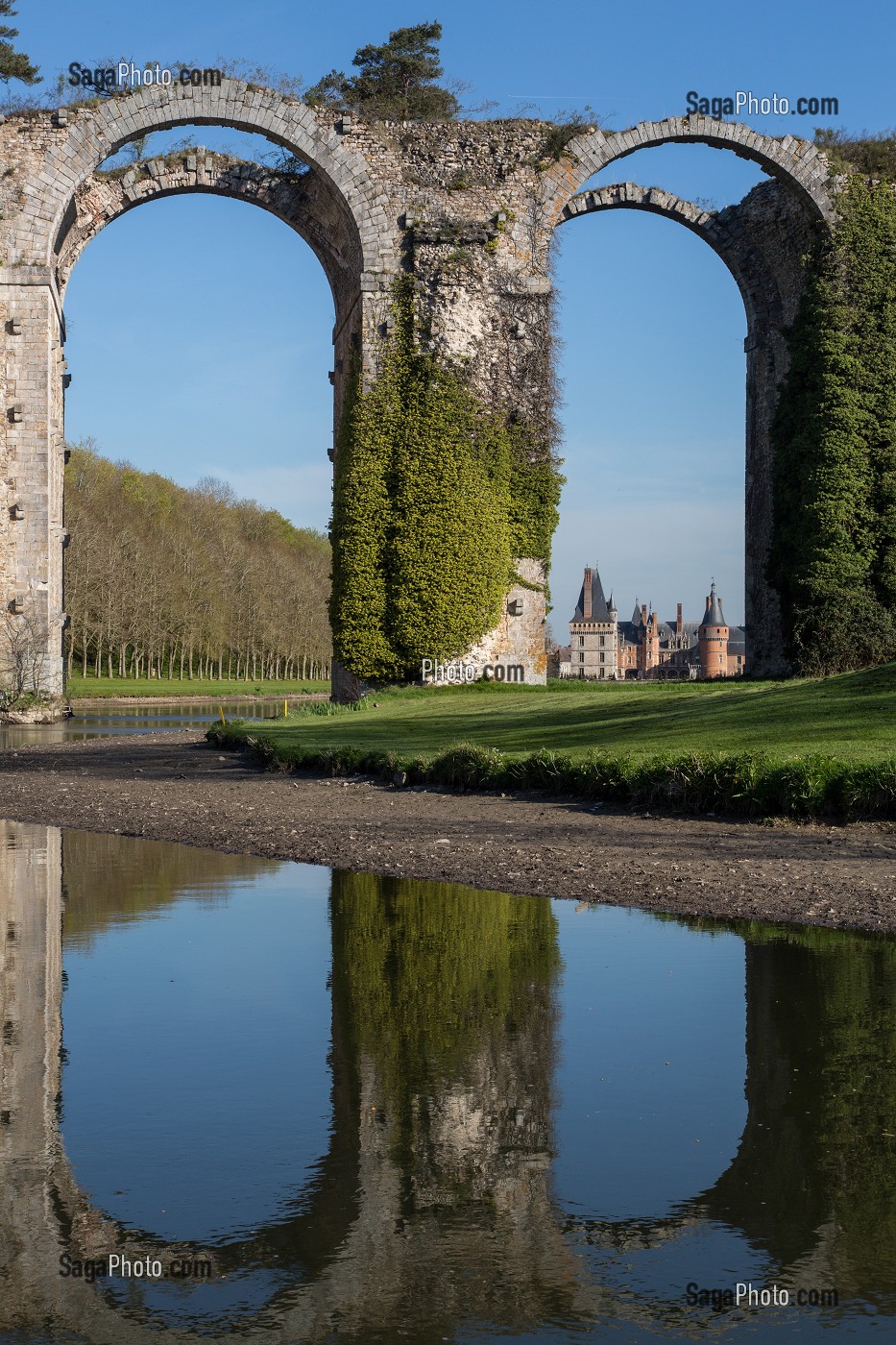 AQUEDUC COMMANDE PAR LOUIS XIV A VAUBAN, LA HIRE ET COURTOIS, CHATEAU DE MAINTENON, EURE-ET-LOIR (28), FRANCE 