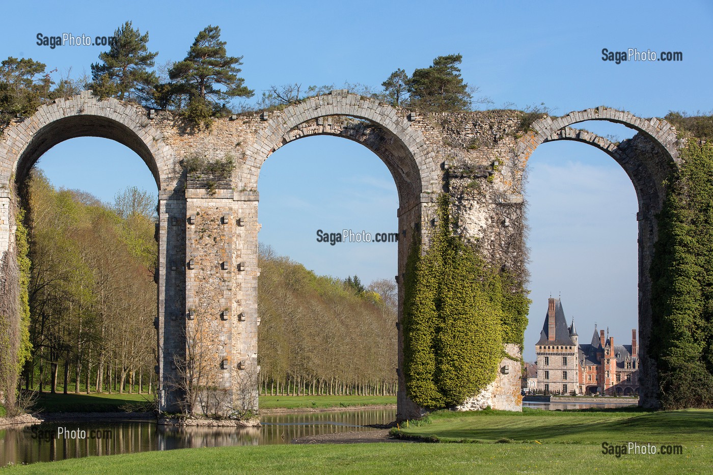 AQUEDUC COMMANDE PAR LOUIS XIV A VAUBAN, LA HIRE ET COURTOIS, CHATEAU DE MAINTENON, EURE-ET-LOIR (28), FRANCE 