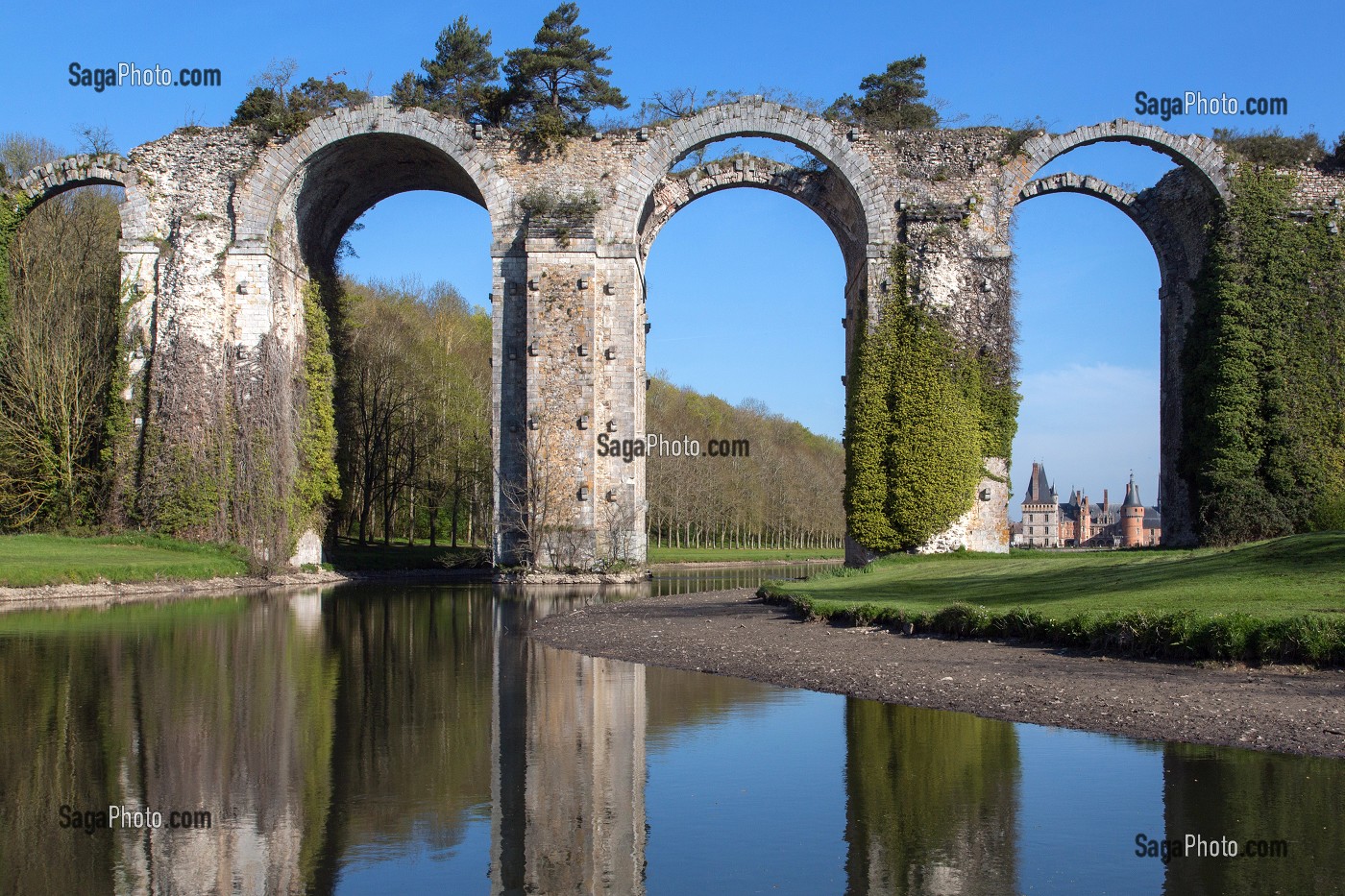 AQUEDUC COMMANDE PAR LOUIS XIV A VAUBAN, LA HIRE ET COURTOIS, CHATEAU DE MAINTENON, EURE-ET-LOIR (28), FRANCE 