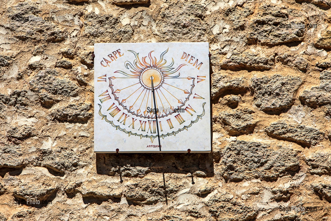 CADRAN SOLAIRE SUR FACADE DE MAISON EN PIERRE, (30) GARD, LANGUEDOC-ROUSSILLON, OCCITANIE, FRANCE 