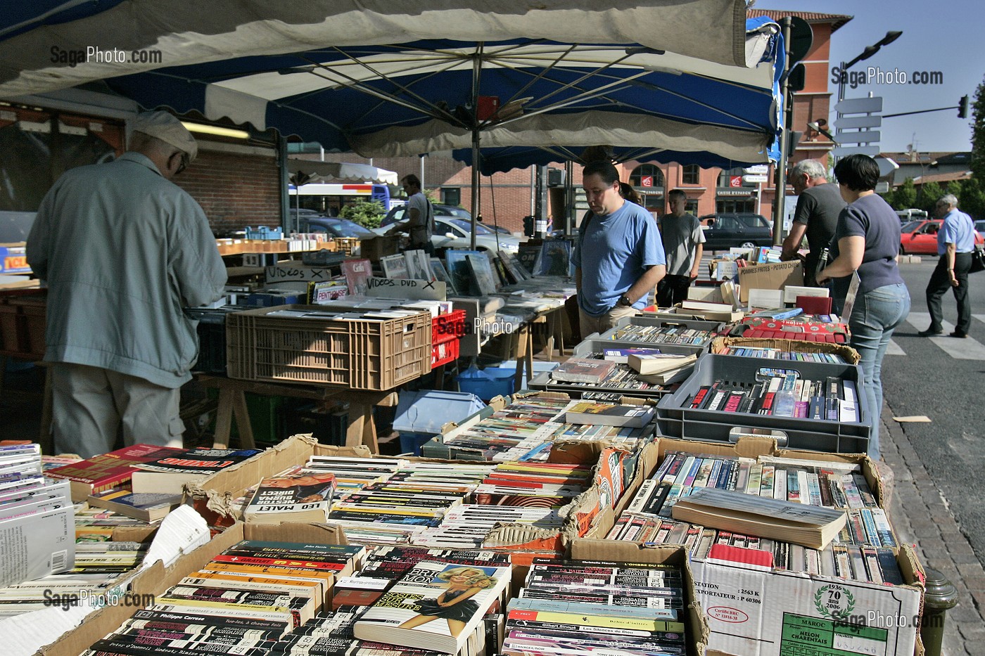 MARCHE DES BOUQUINISTES ET LIVRES ANCIENS, PLACE ROQUET, QUARTIER SAINT-CYPRIEN, TOULOUSE, HAUTE-GARONNE (31), FRANCE 