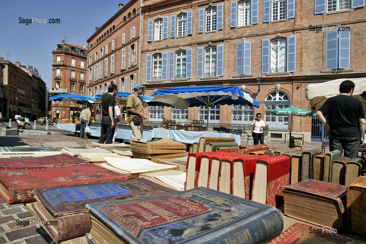 MARCHE DES BOUQUINISTES ET LIVRES ANCIENS, PLACE SAINT-ETIENNE, QUARTIER SAINT-ETIENNE, TOULOUSE, HAUTE-GARONNE (31), FRANCE 
