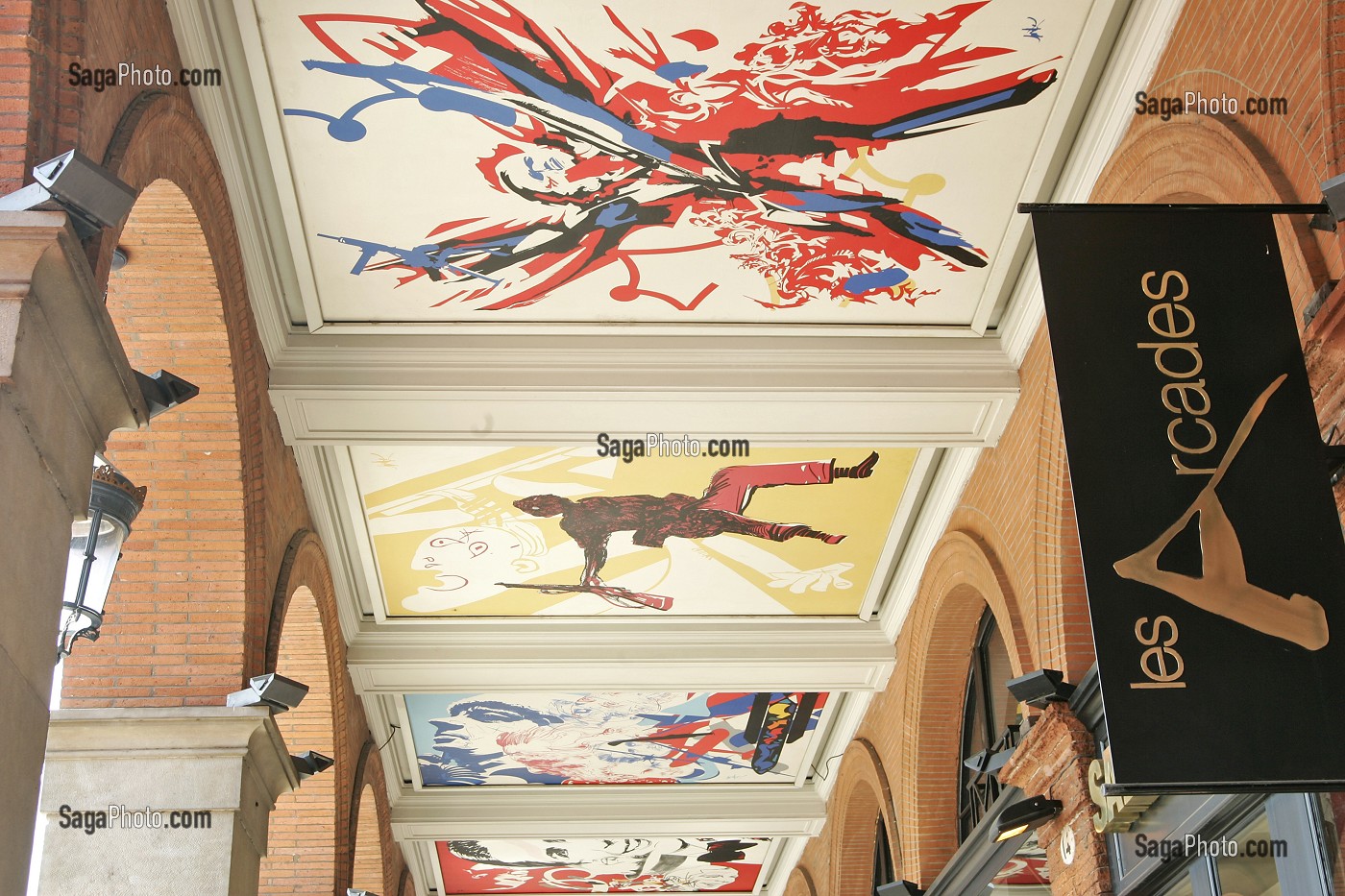 LA GALERIE DES ARCADES, TABLEAUX DE RAYMOND MORETTI, HOTEL DE VILLE, PLACE DU CAPITOLE, TOULOUSE, HAUTE-GARONNE (31), FRANCE 