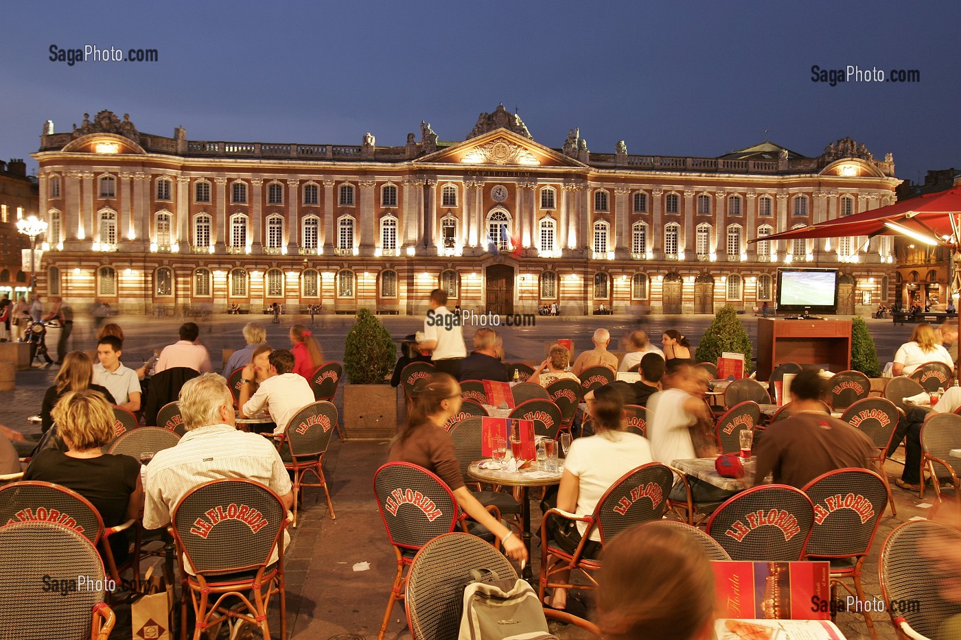 TERRASSE DES ARCADES FACE A L'HOTEL DE VILLE A LA TOMBEE DE LA NUIT, PLACE DU CAPITOLE, TOULOUSE, HAUTE-GARONNE (31), FRANCE 