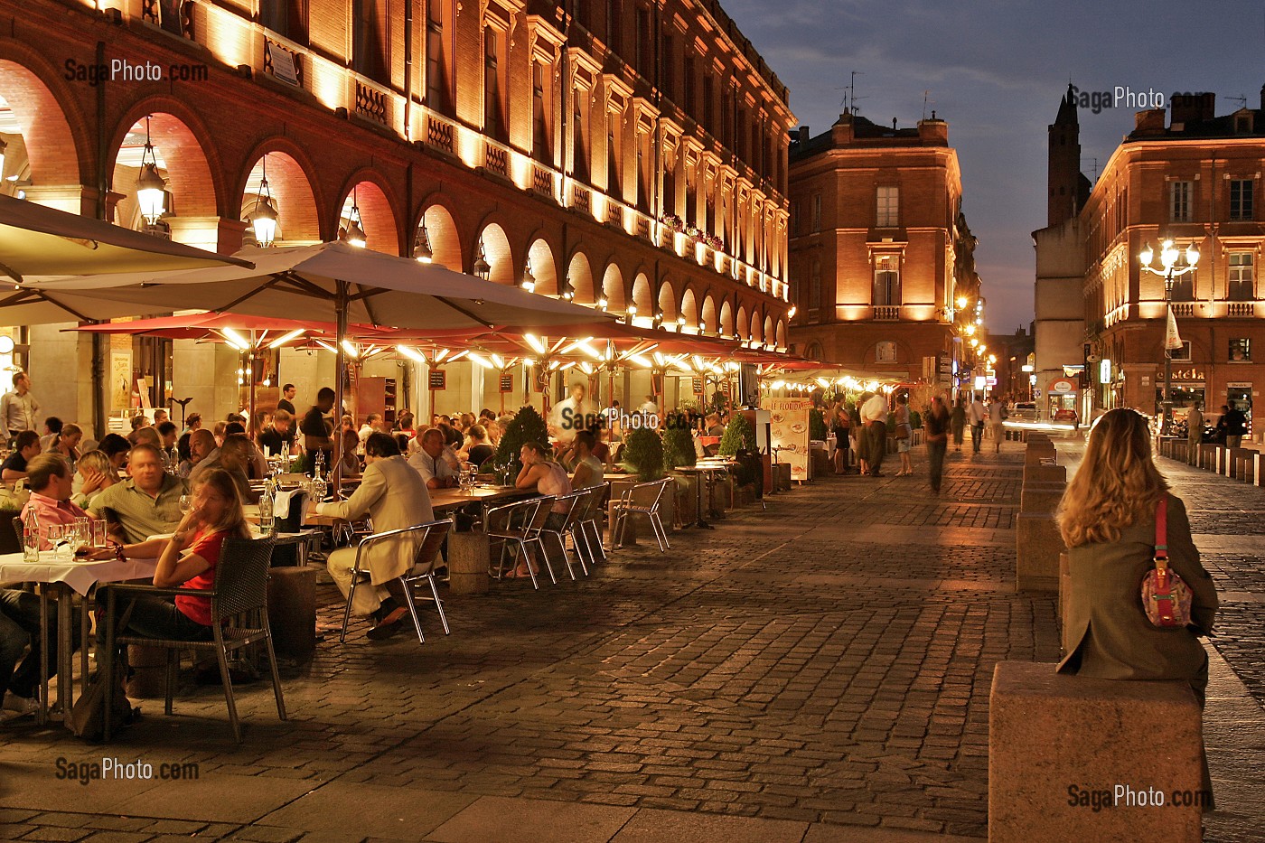 TERRASSE DES ARCADES FACE A L'HOTEL DE VILLE A LA TOMBEE DE LA NUIT, PLACE DU CAPITOLE, TOULOUSE, HAUTE-GARONNE (31), FRANCE 