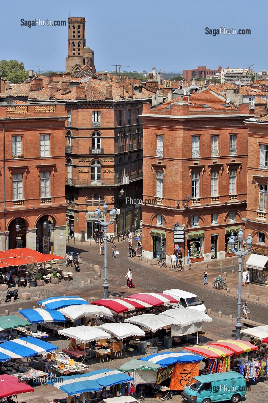 PLACE DU CAPITOLE VUE DU TOIT DE L'HOTEL DE VILLE AVEC SON PETIT MARCHE, TOULOUSE, HAUTE-GARONNE (31), FRANCE 