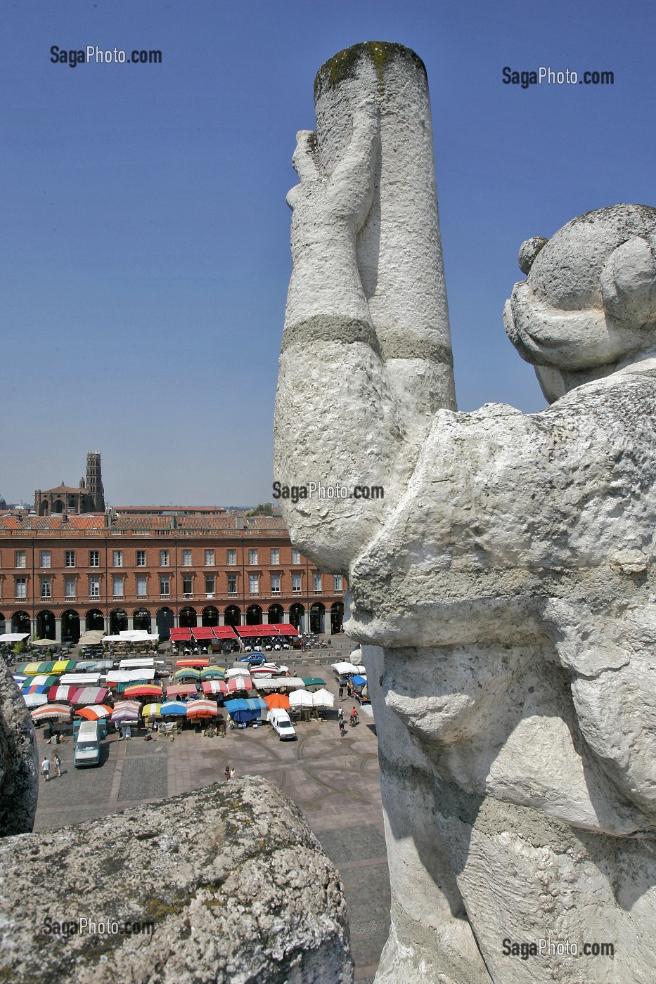 PLACE DU CAPITOLE VUE DU TOIT DE L'HOTEL DE VILLE AVEC SON PETIT MARCHE, TOULOUSE, HAUTE-GARONNE (31), FRANCE 